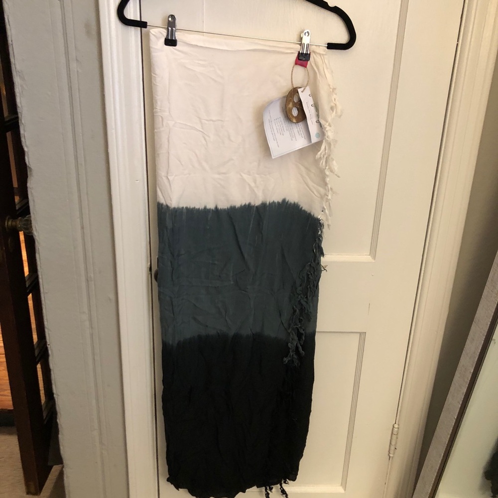 Ombré sarong. New with tags. One size.